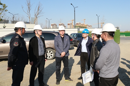 集團(tuán)領(lǐng)導(dǎo)檢查國(guó)際商務(wù)區(qū)停保場(chǎng)2_副本_副本.jpg 集團(tuán)領(lǐng)導(dǎo)檢查國(guó)際商務(wù)區(qū)停保場(chǎng)2_副本_副本.jpg