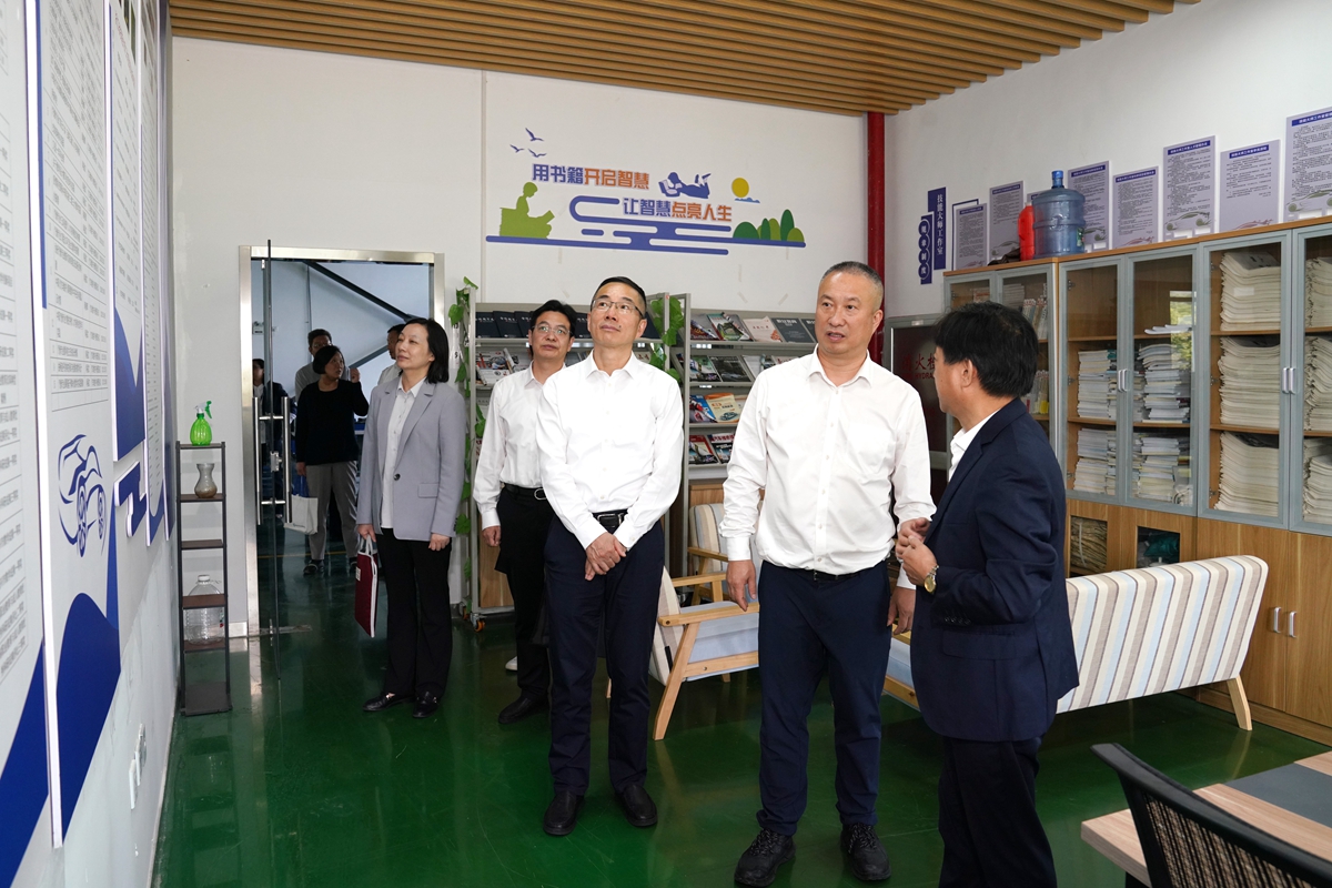 20241009市國資委黨委書記、主任陳文榮調研嘉興市交通學校，右起吳曉斌、陳文榮、柏衛東、朱建華、李利（李阿梅 攝）.jpg