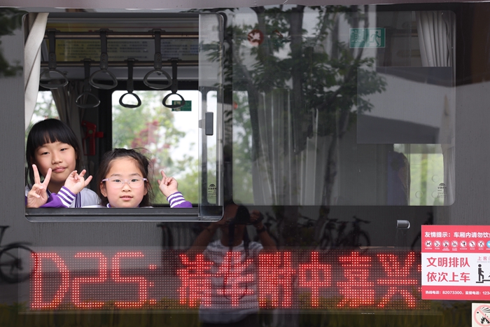 【外媒】市本級打造首條小學(xué)生定制公交錄用4月17日嘉興日報第1版趙穎碩攝 (1)_副本.jpg 【外媒】市本級打造首條小學(xué)生定制公交錄用4月17日嘉興日報第1版趙穎碩攝 (1)_副本.jpg